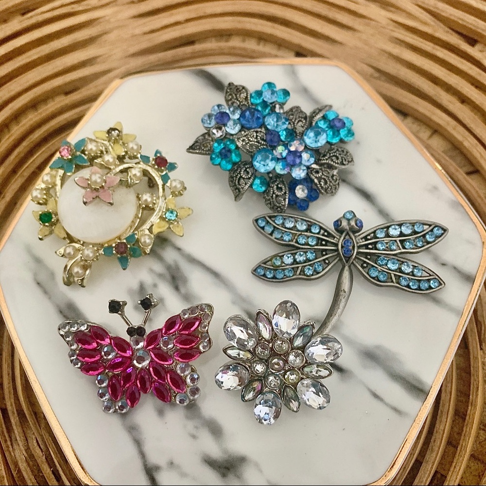 Pack of 5 pins for 15$